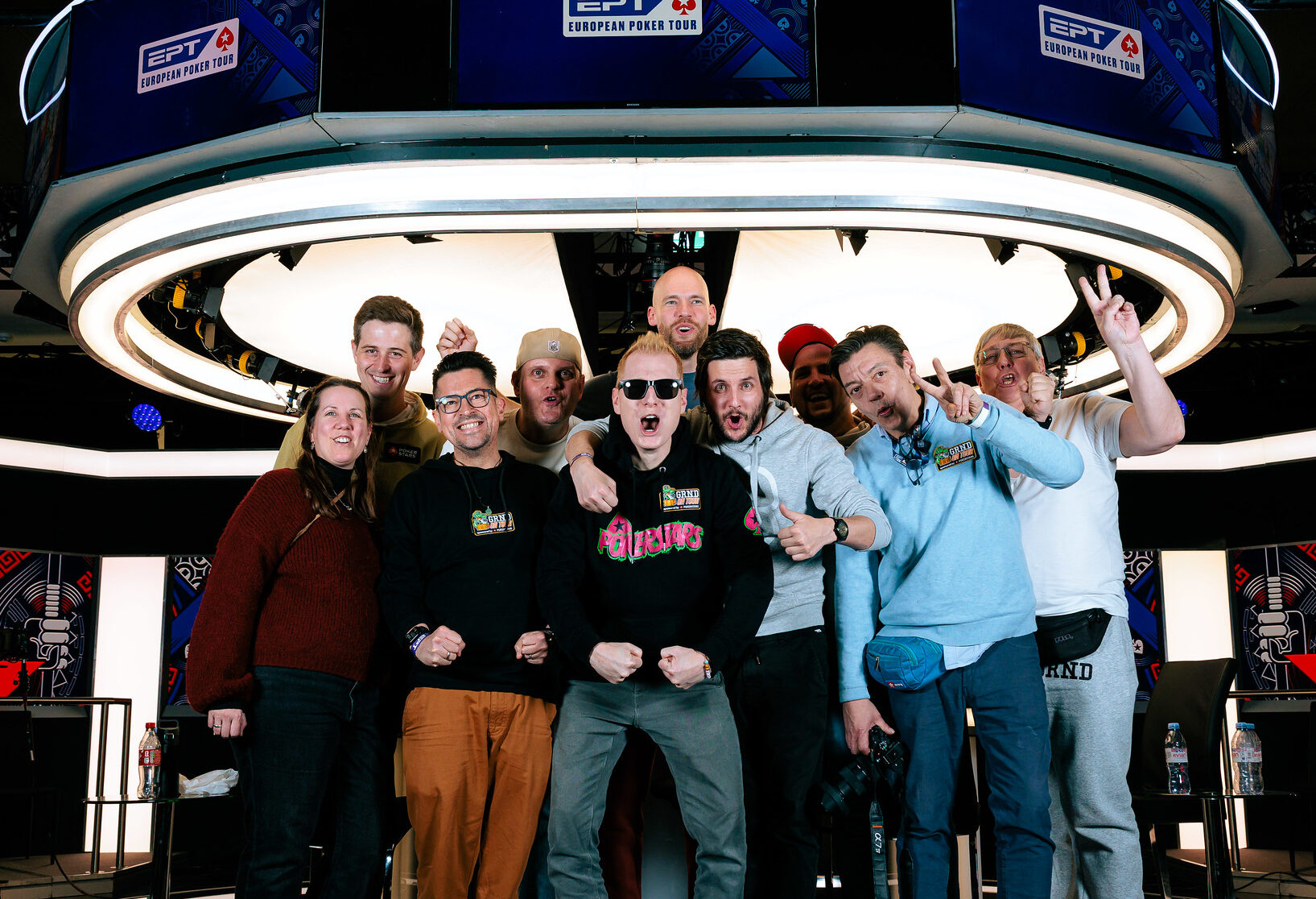 Felix xflixx Schneiders gemeinsam mit seiner Rail beim Final Table des EPT Main Event in Paris